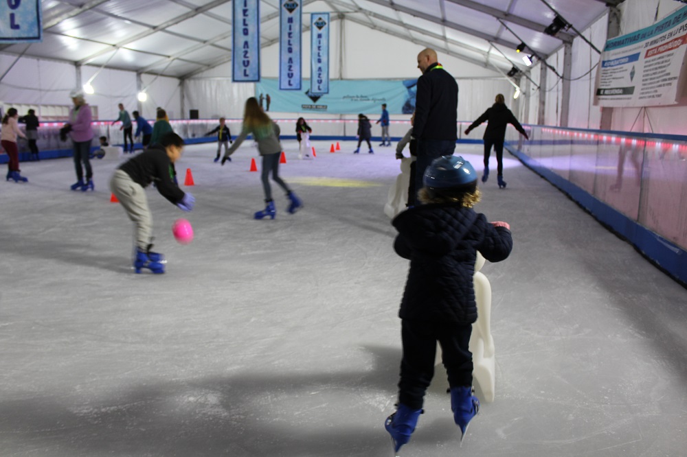 La pista de hielo natural del Recinto Ferial se mantendrá abierta hasta el domingo 12 de - Fuengirola