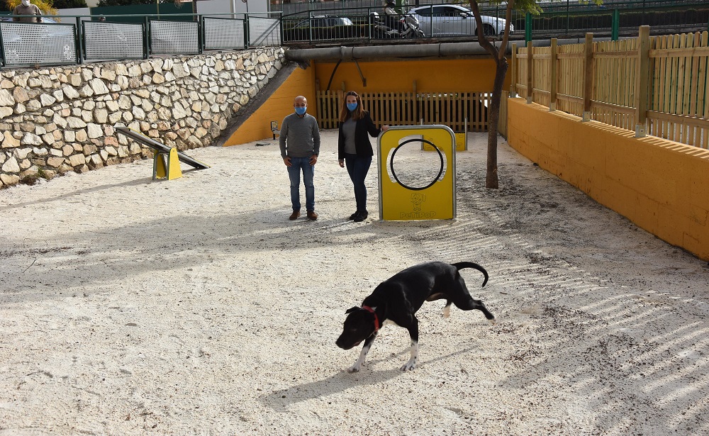 El Ayuntamiento refuerza su apuesta por integrar a las mascotas en la vida  de la ciudad con la apertura de su séptimo parque canino - Fuengirola