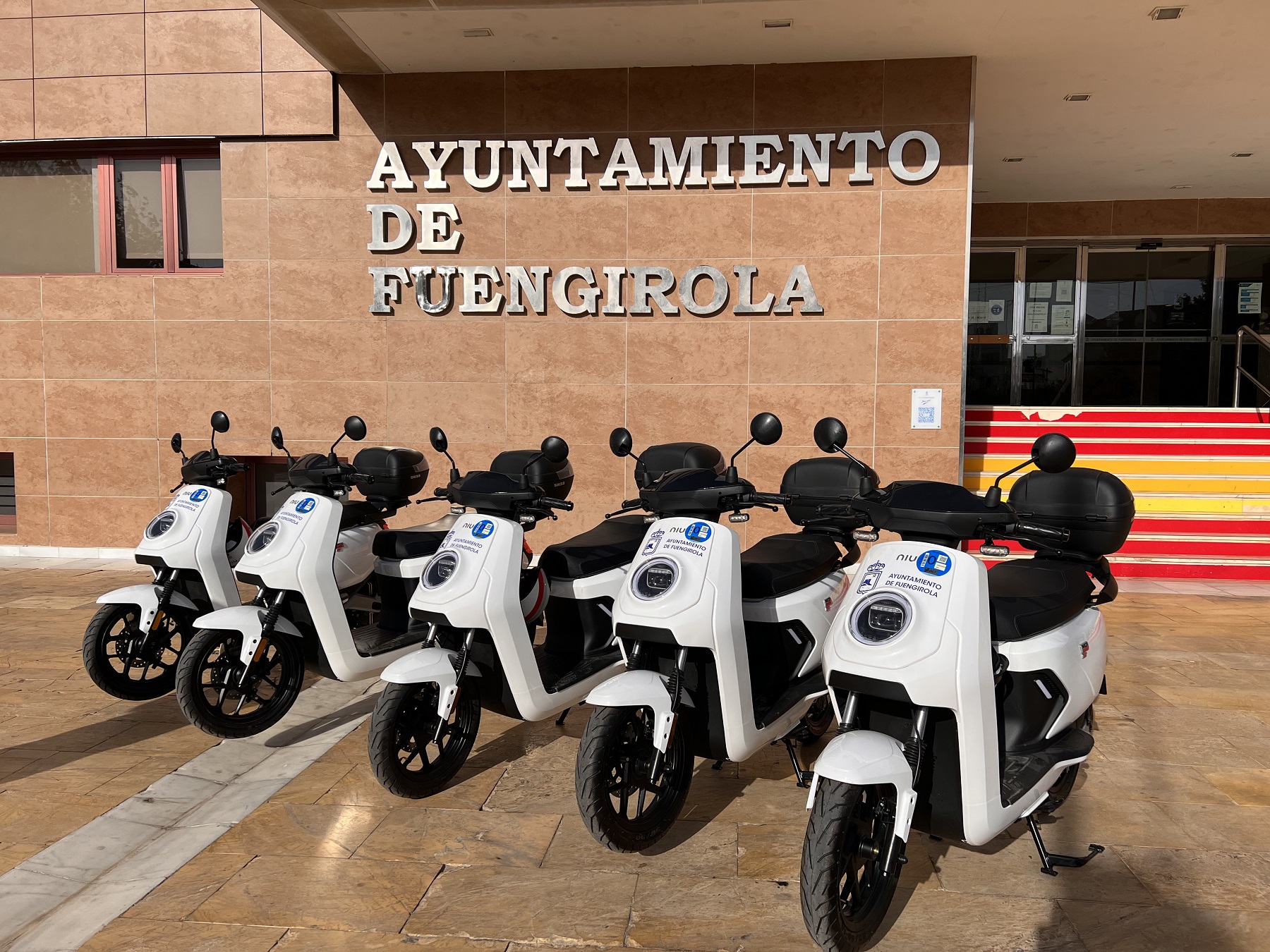 Jabón vecino lanzador El Ayuntamiento de Fuengirola amplía su parque móvil sostenible con la  adquisición de cinco motos eléctricas - Fuengirola