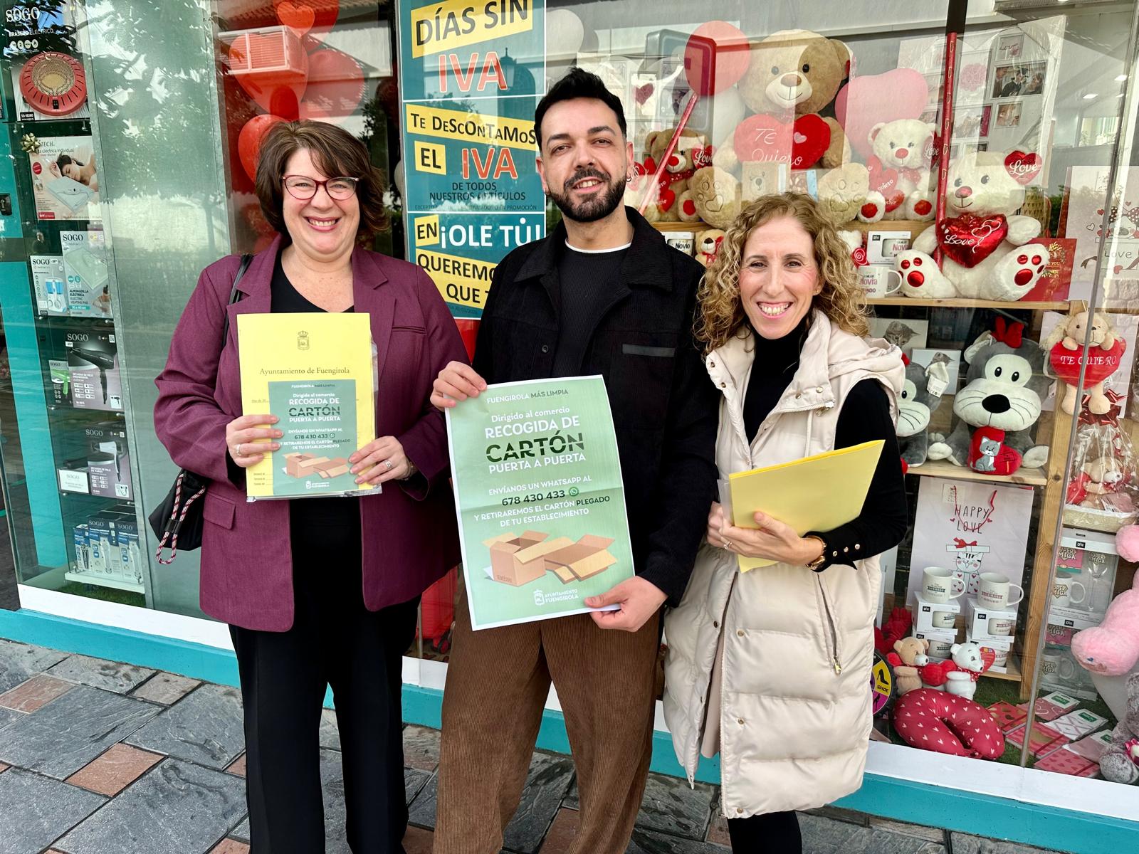 Bornao y D%C3%ADaz posan con uno de los comerciantes adheridos al servicio gratuito de recogida de cart%C3%B3n