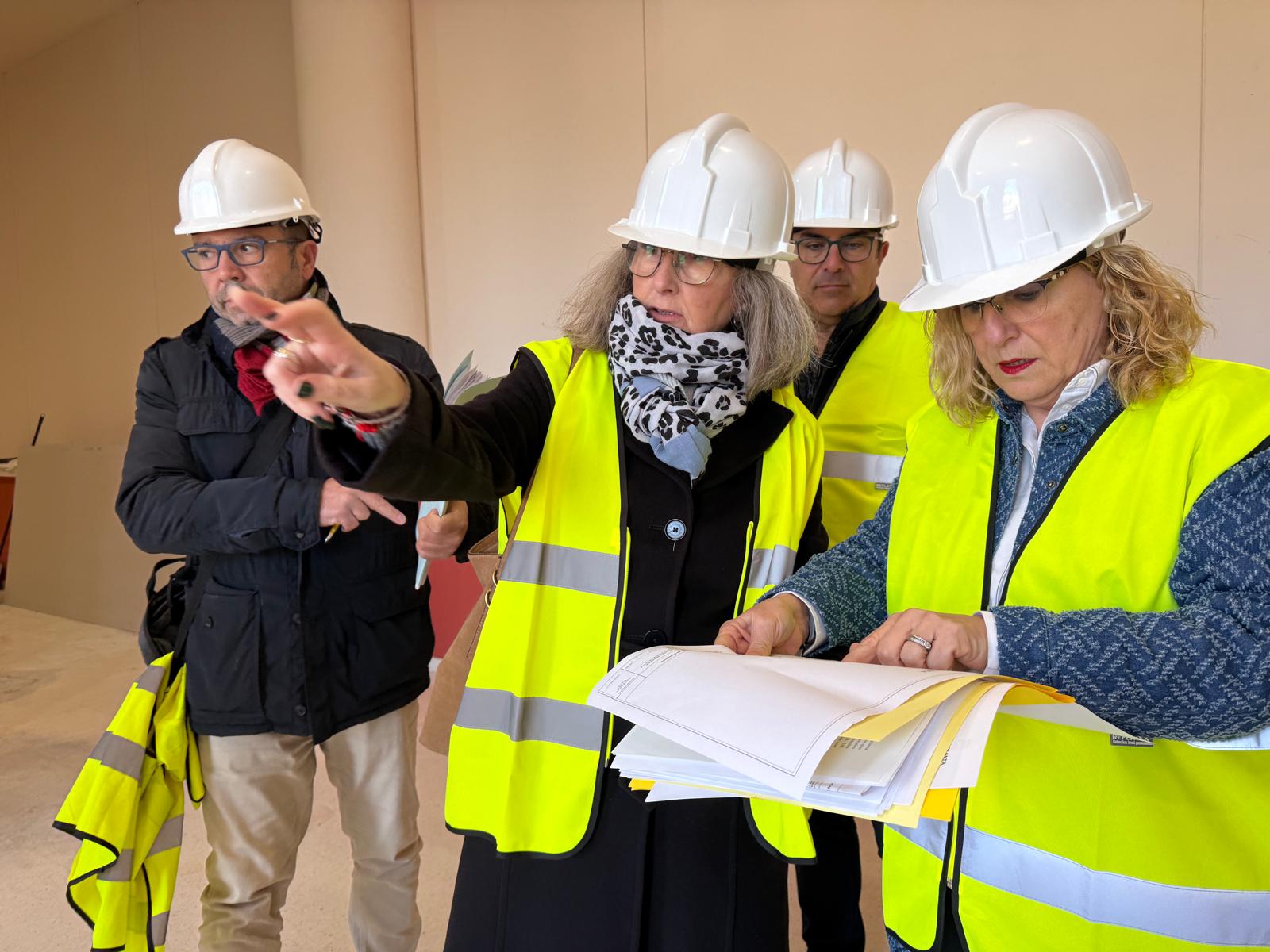 La alcaldesa revisa junto a t%C3%A9cnicos de Cultura el plano de las obras de creaci%C3%B3n del Centro de Visitantes Arquol%C3%B3gicos