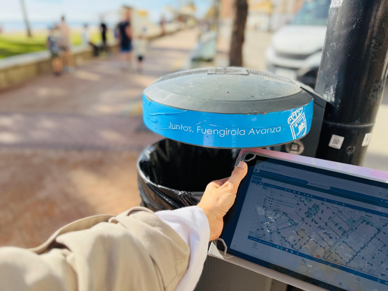 Detalle de una papelera con tecnolog%C3%ADa NFC instalada