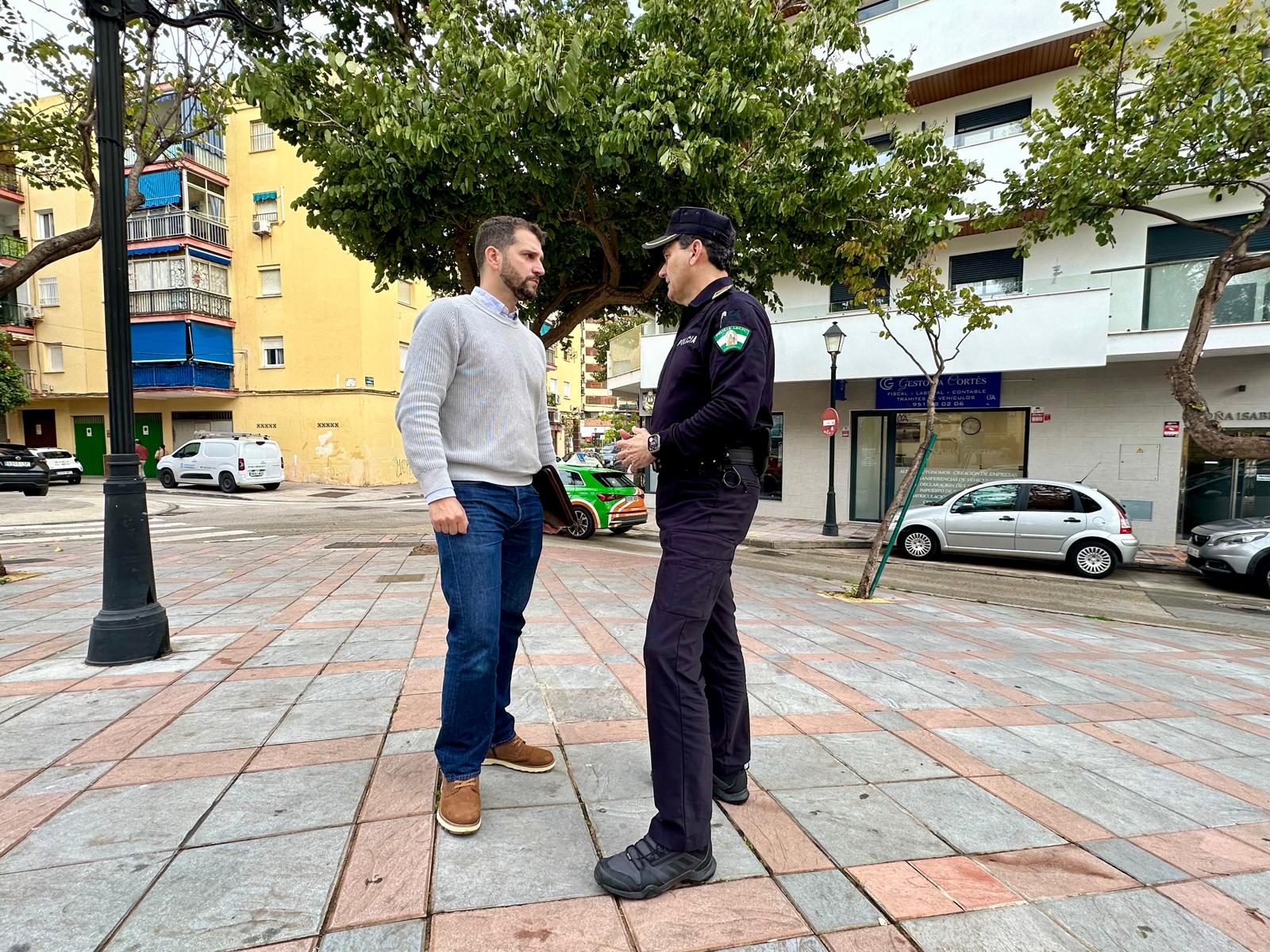 El concejal de Seguridad Ciudadana Jos%C3%A9 Luis Ponce dialoga con el jefe de Polic%C3%ADa Local Sergio Luna