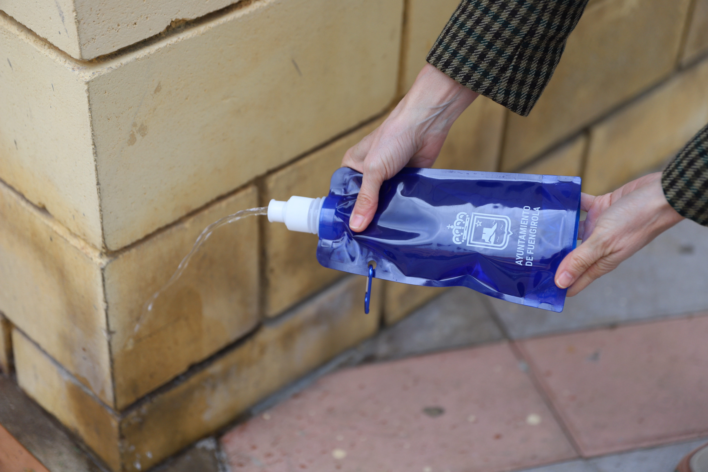 Fuengirola hará obligatorio el uso de botellitas para diluir los orines caninos en la vía pública 1 Imagen de una de las botellitas que est%C3%A1 repartiendo el Ayuntamiento entre los vecinos