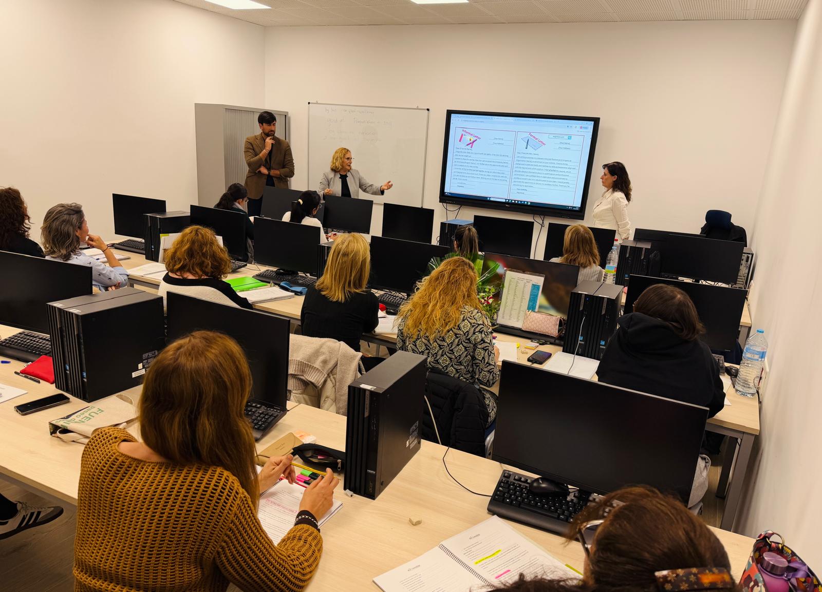 La alcaldesa Ana Mula durante su visita al curso de Ingl%C3%A9s