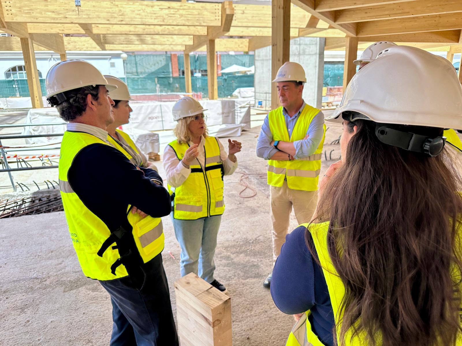 Ana Mula dialoga con varios t%C3%A9cnicos durante su visita a las obras del nuevo Mercacentro