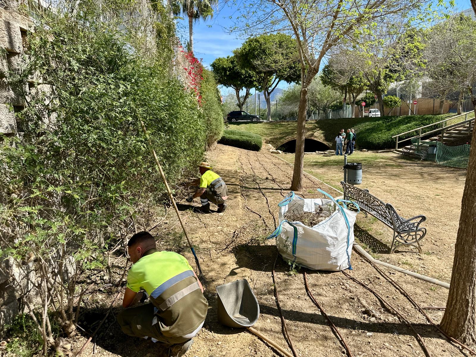 Dos operarios de Ecolog%C3%ADa Urbana trabajan en el parqude Los Aromas