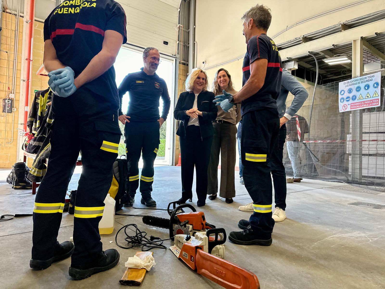 Mula y Arriaga dialogan con varios bomberos durante su visita al parque