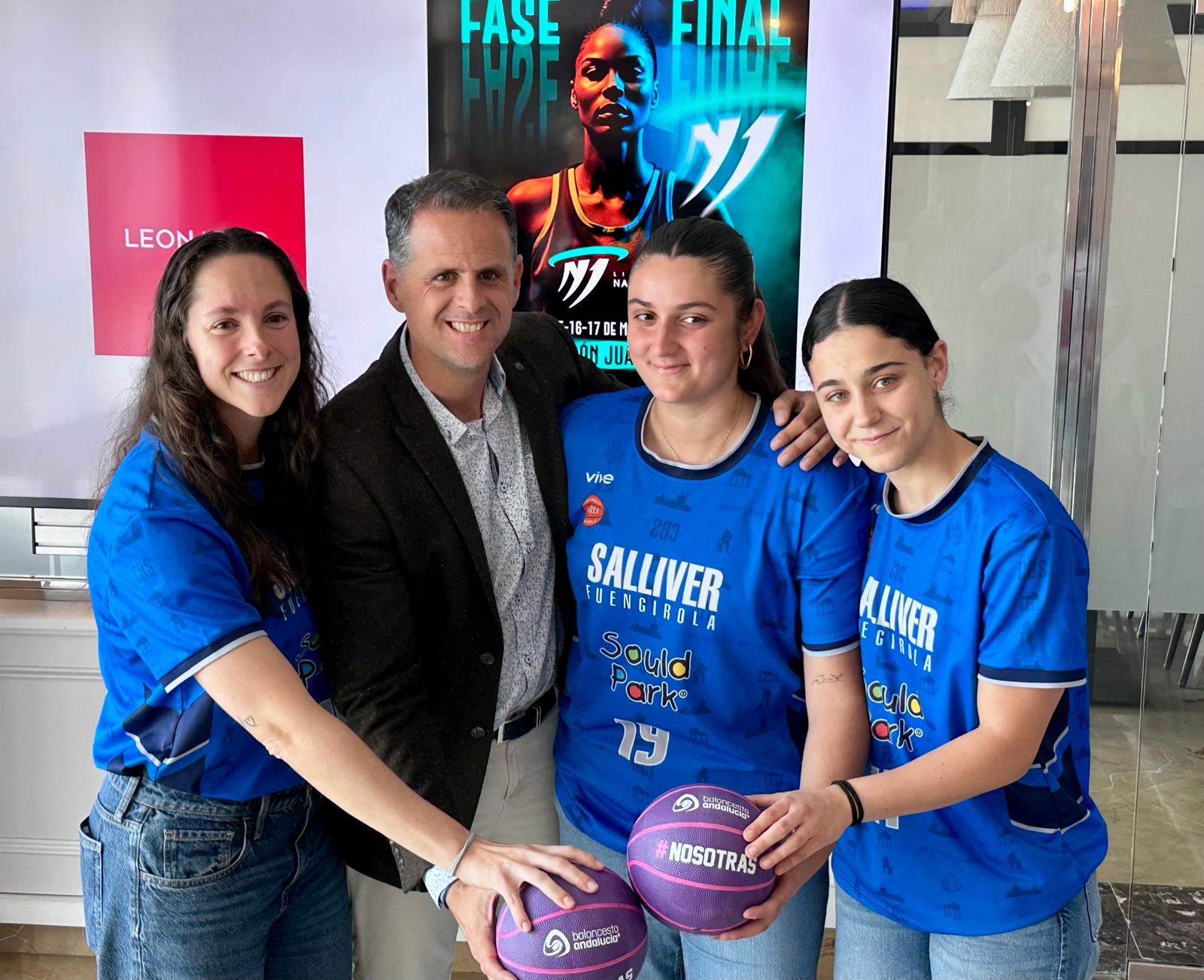 Fuengirola será sede de la Final Four por el título de la Liga Nacional Femenina de Baloncesto 2 Julio Rodr%C3%ADguez con varias jugadoras del CB Salliver