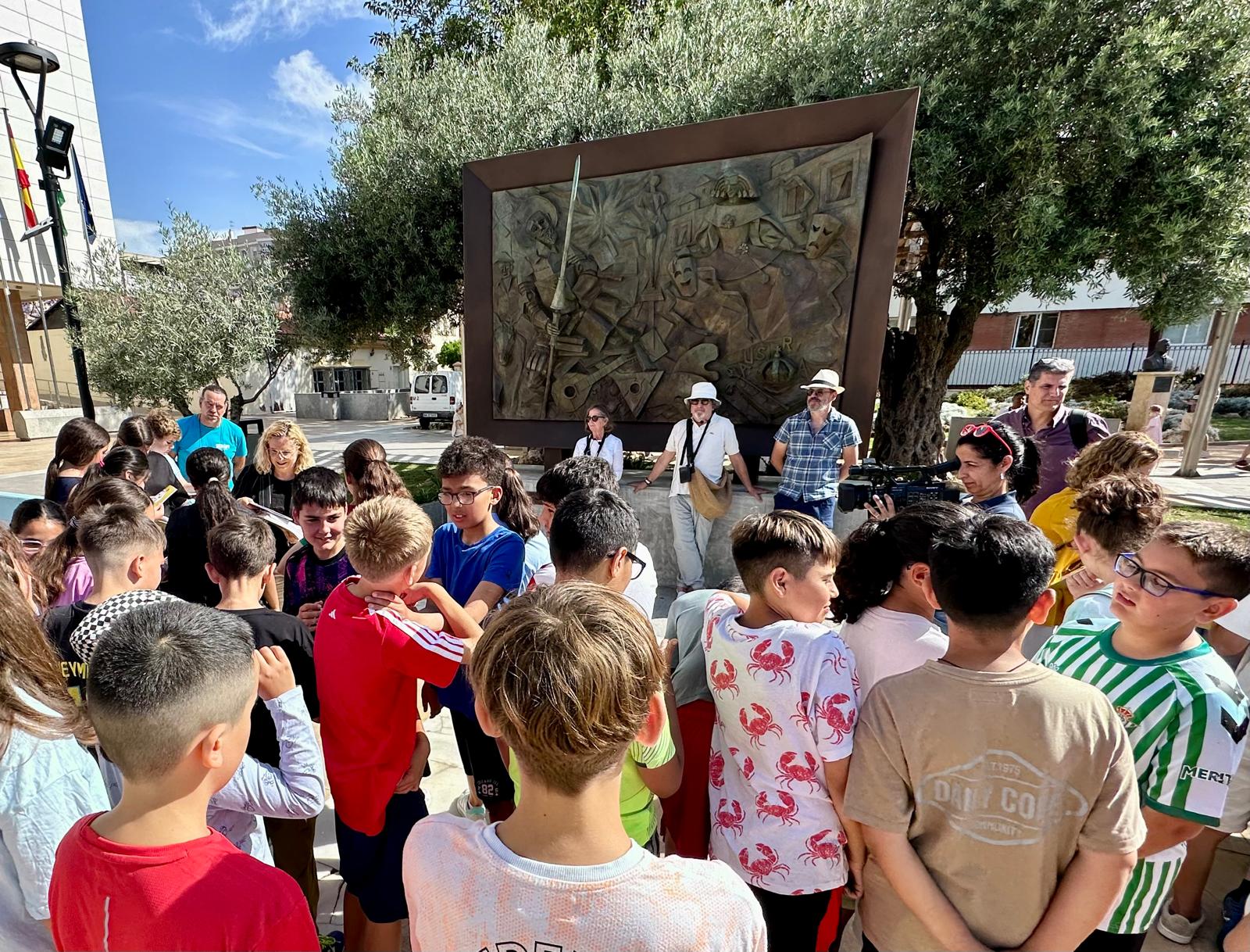 El Ayuntamiento invita a los vecinos a participar en los actos por el 185 aniversario de la constitución de Fuengirola como ciudad 2 Visita de escolares a los murales del proyecto Somos Espa%C3%B1a