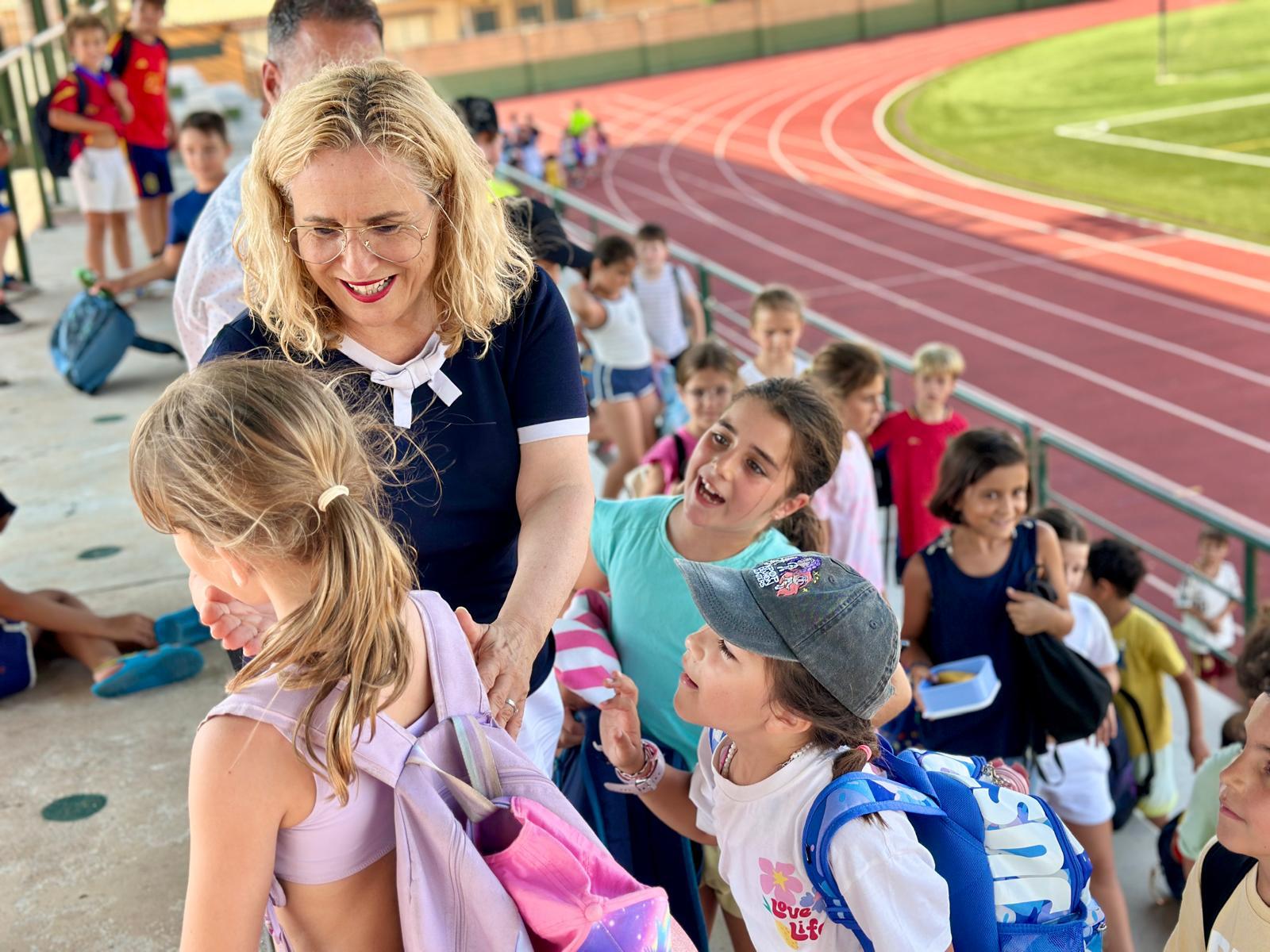 El Ayuntamiento de Fuengirola refuerza su compromiso con el deporte aumentando los eventos celebrados y las plazas en escuelas 2 La alcaldesa Ana Mula saluda a varios ni%C3%B1os del Campus Deportivo de Verano