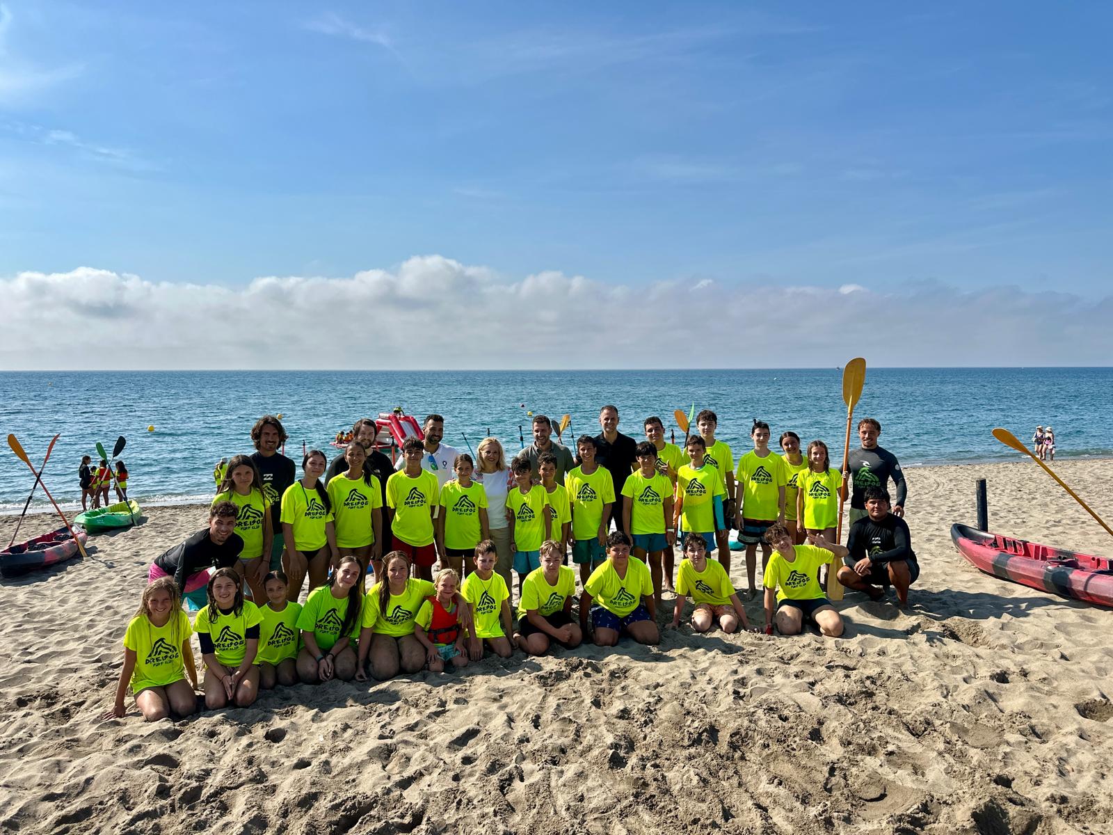 El Ayuntamiento de Fuengirola fomenta su patrimonio azul con la creación de una Red de Senderos Marinos 2 Mula Ponce y Rodr%C3%ADguez posan con alumnos y monitorres de la escuela de surf Dreisog tras la presentaci%C3%B3n de la Red de Seneros Marinos