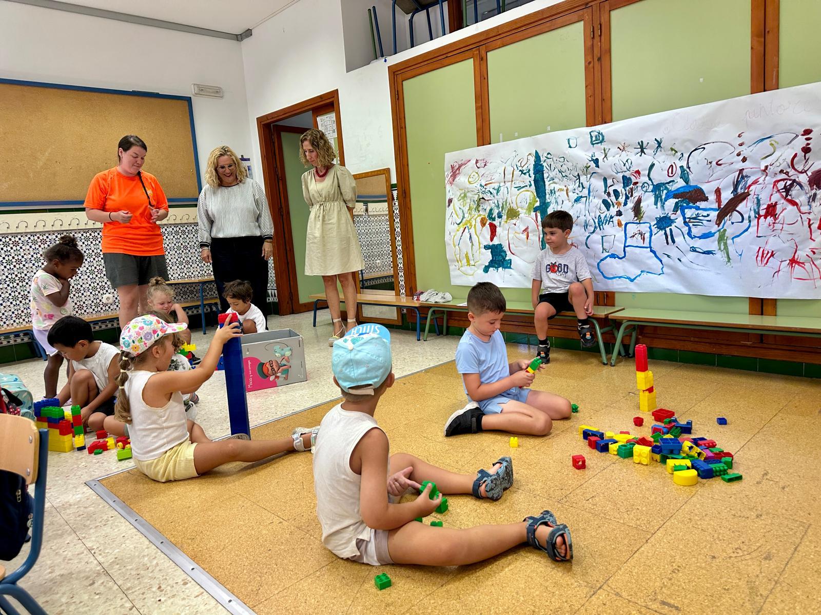 Mula y D%C3%ADaz durante un momento de la visita a la Escuela de Verano Municipal 2