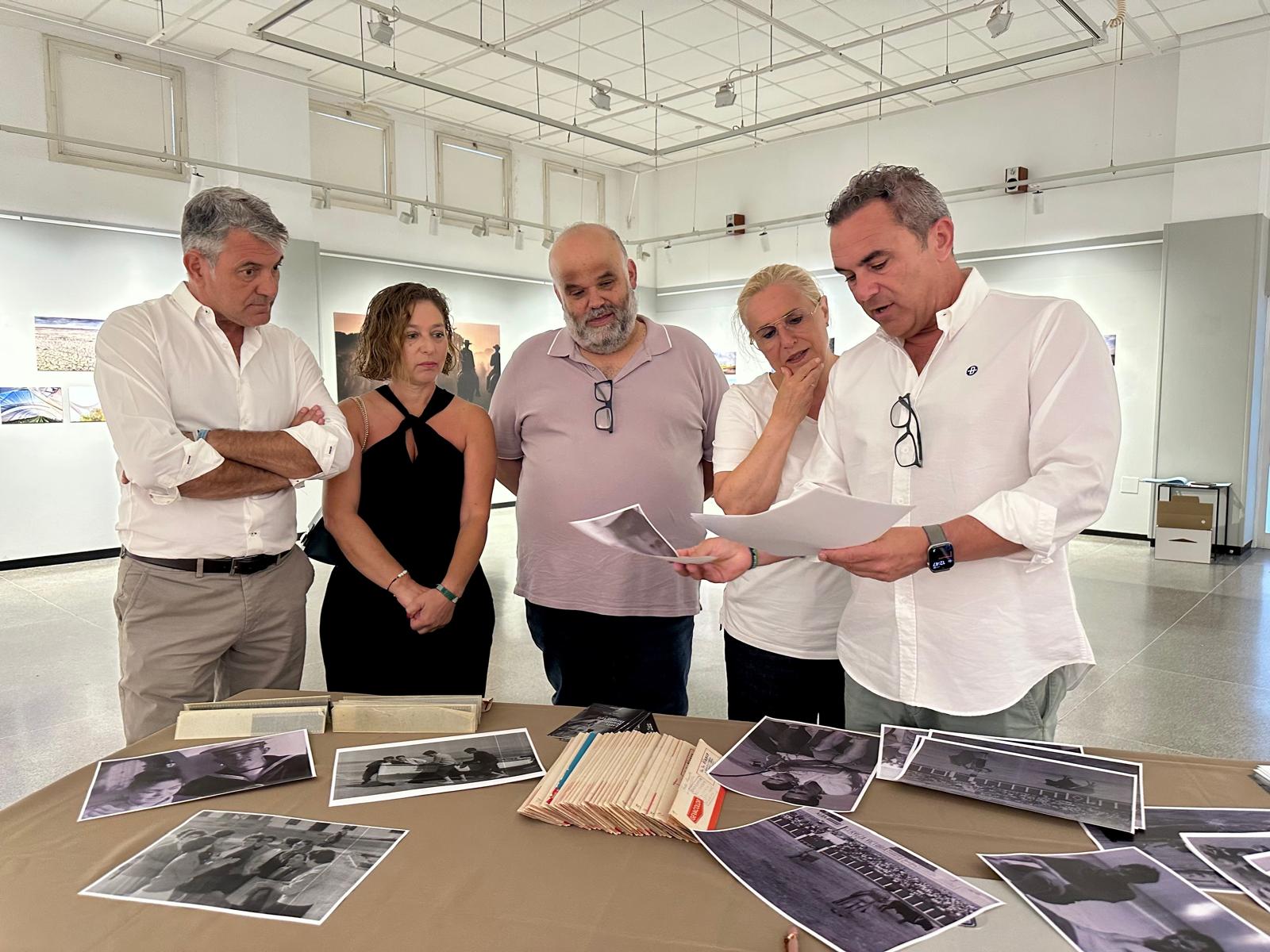 El Ayuntamiento de Fuengirola expondrá fotografías antiguas de la ciudad del archivo personal del padre Ramírez Benéytez 2 Ana Mula durante recepci%C3%B3n del archivo fotogr%C3%A1fico de Ramirez 2