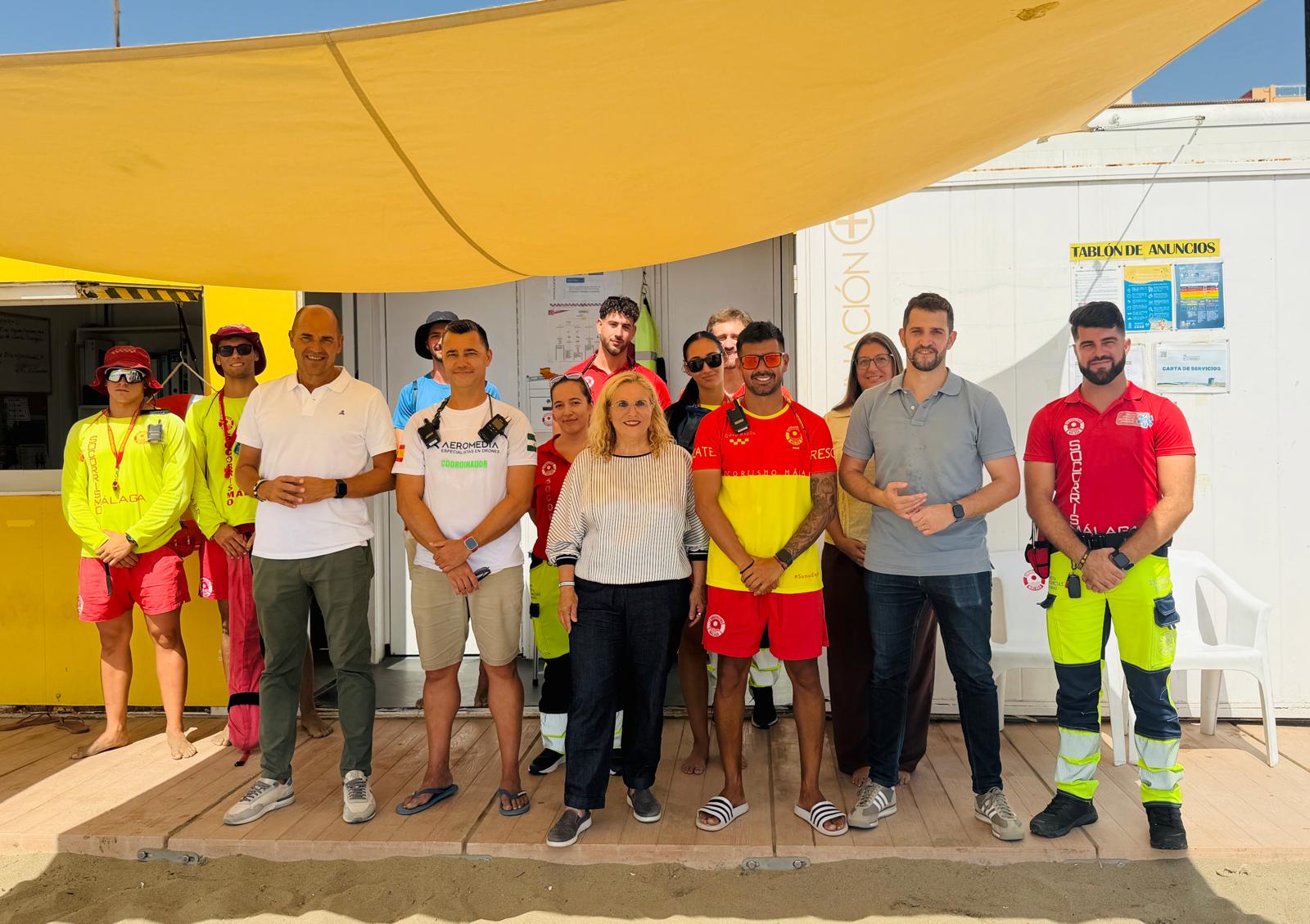 El servicio de aerovigilancia con drones de las playas de Fuengirola realizó nueve misiones de rescate durante los meses de junio y julio 4 S%C3%A1nchez Mula y Ponce posan junto a meimbros de los servicios de Salvamento y Socorrismo y de Aerovigilancia con drones