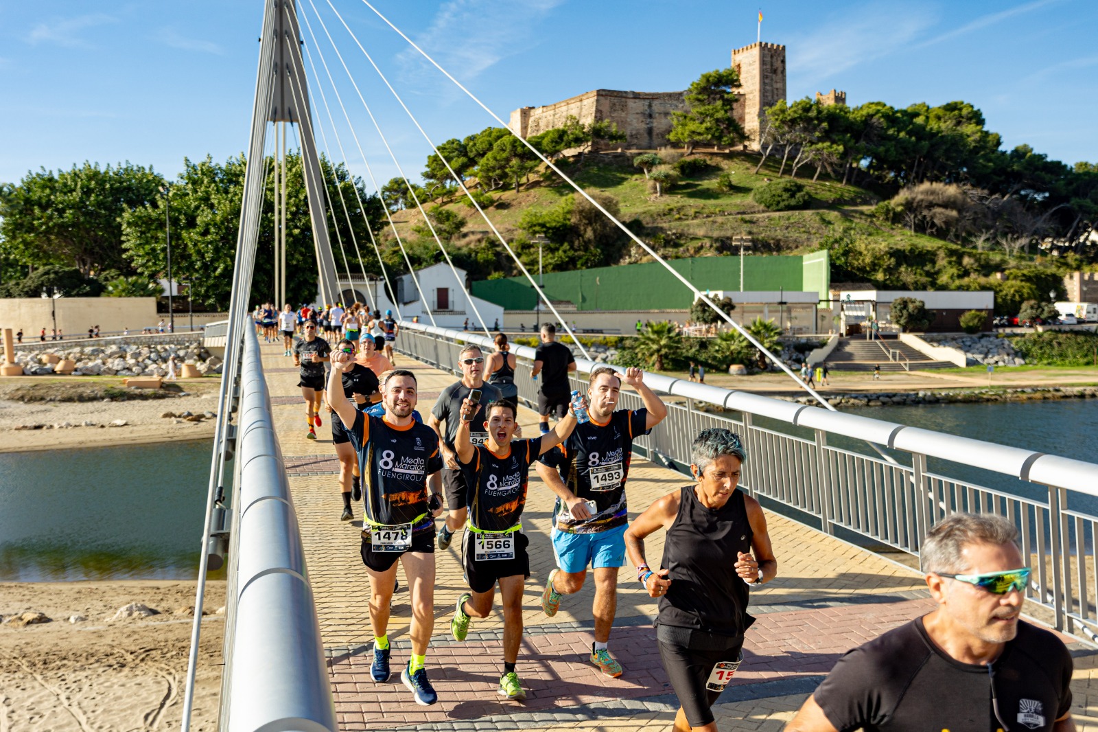 Los corredores de la Media Marat%C3%B3n de Fuengirola a su paso por el Puente de La Armada