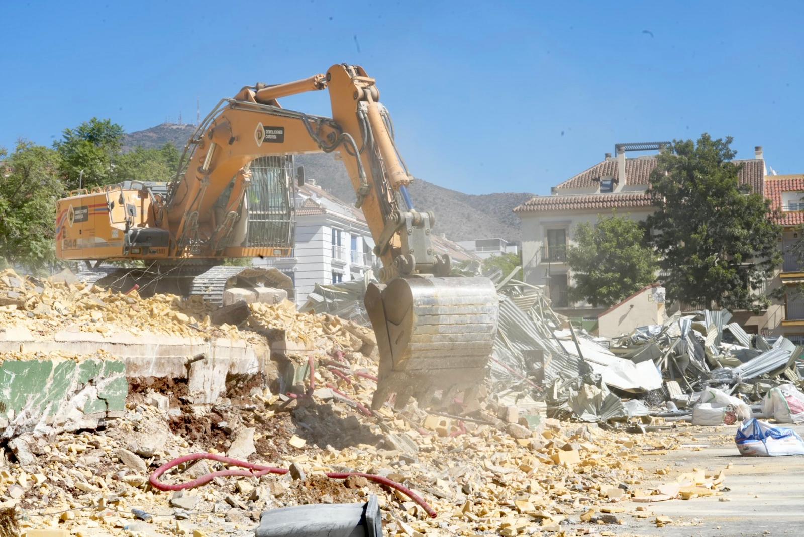 Fuengirola avanza en los trabajos de derribo de las obras del Macrocomplejo Los Boliches 3 Una m%C3%A1quina excavadora trabaja en el derribo del estadio Santa Fe
